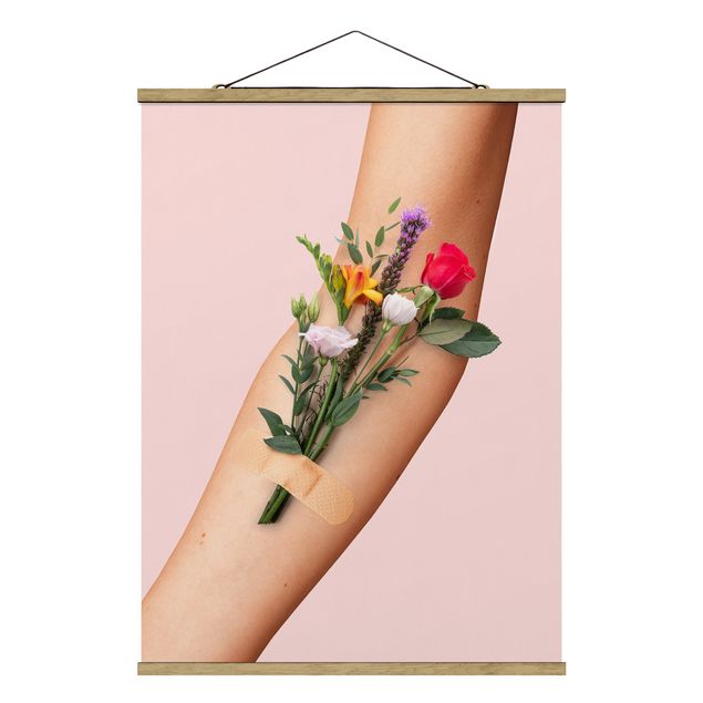 Stoffbild mit Posterleisten - Jonas Loose - Arm mit Blumen - Hochformat 3:4