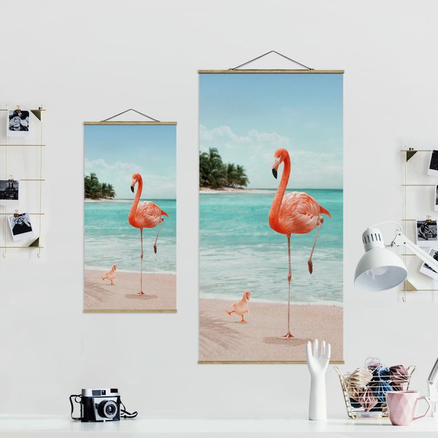 Stoffbild mit Posterleisten - Jonas Loose - Strand mit Flamingo - Hochformat 1:2
