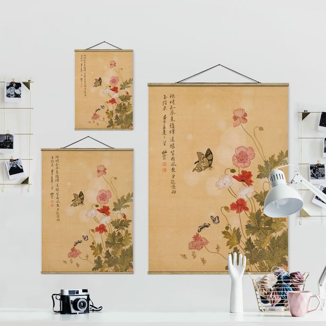 Stoffbild mit Posterleisten - Yuanyu Ma - Mohnblumen und Schmetterlinge - Hochformat 3:4