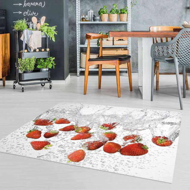 Teppich modern Frische Erdbeeren im Wasser