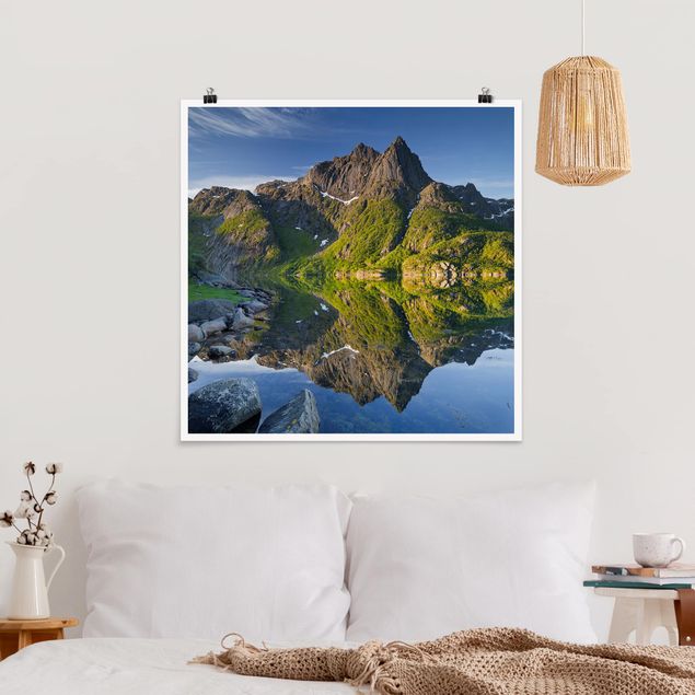 Poster - Berglandschaft mit Wasserspiegelung in Norwegen - Quadrat 1:1