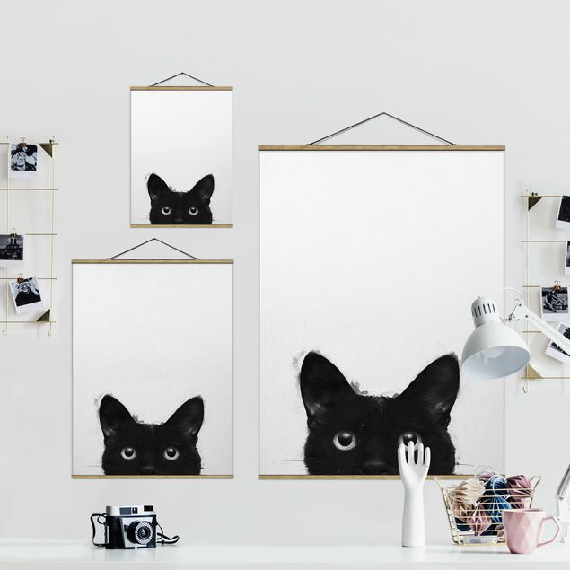 Stoffbild mit Posterleisten - Laura Graves - Illustration Schwarze Katze auf Weiß Malerei - Hochformat 3:4