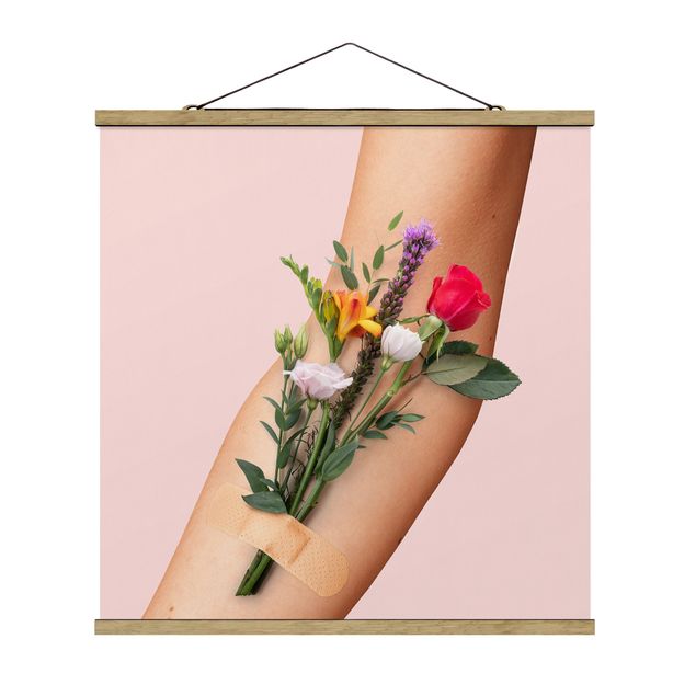 Stoffbild mit Posterleisten - Jonas Loose - Arm mit Blumen - Quadrat 1:1