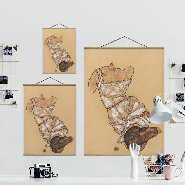 Stoffbild mit Posterleisten - Egon Schiele - Weiblicher Torso in Unterwäsche - Hochformat 3:4