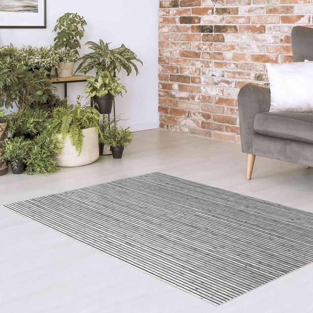Teppich modern Holzwand mit schmalen Leisten schwarz weiß