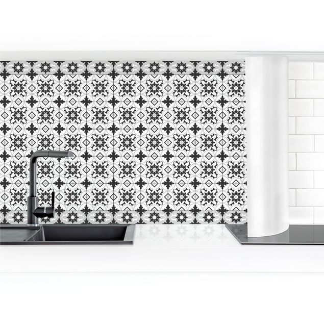 Küchenrückwand - Geometrischer Fliesenmix Blume Schwarz