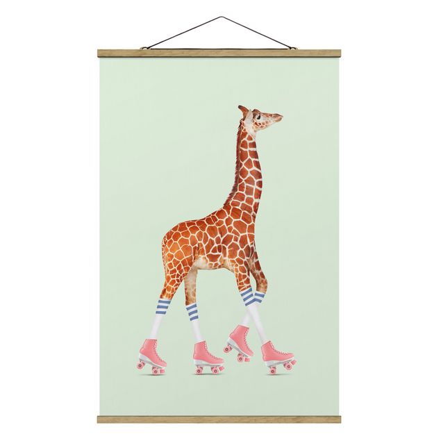 Stoffbild mit Posterleisten - Jonas Loose - Giraffe mit Rollschuhen - Hochformat 2:3