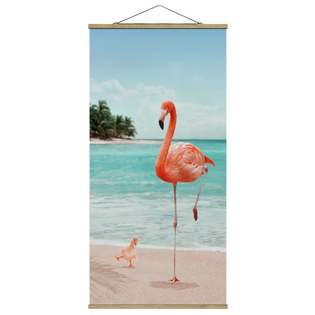 Stoffbild mit Posterleisten - Jonas Loose - Strand mit Flamingo - Hochformat 1:2