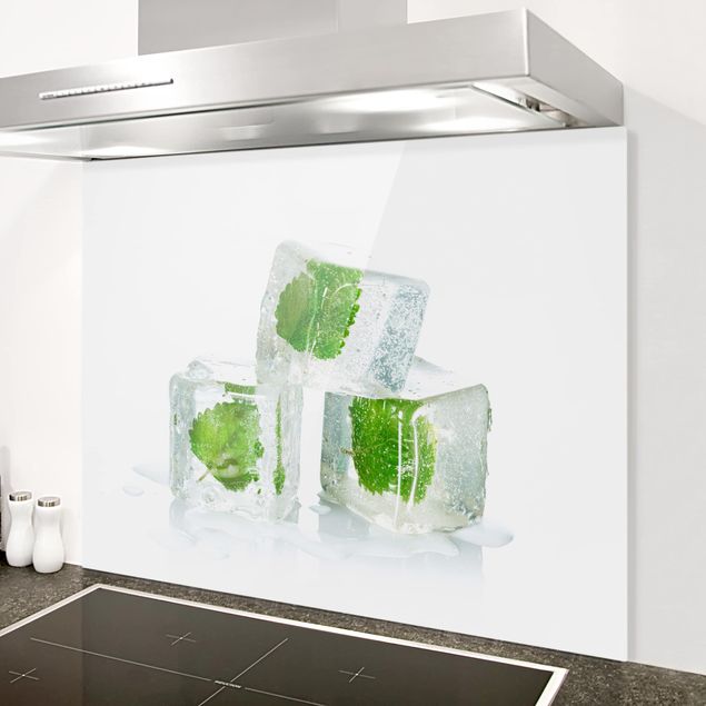 Glasrückwand Küche Kräuter Drei Eiswürfel mit Melisse