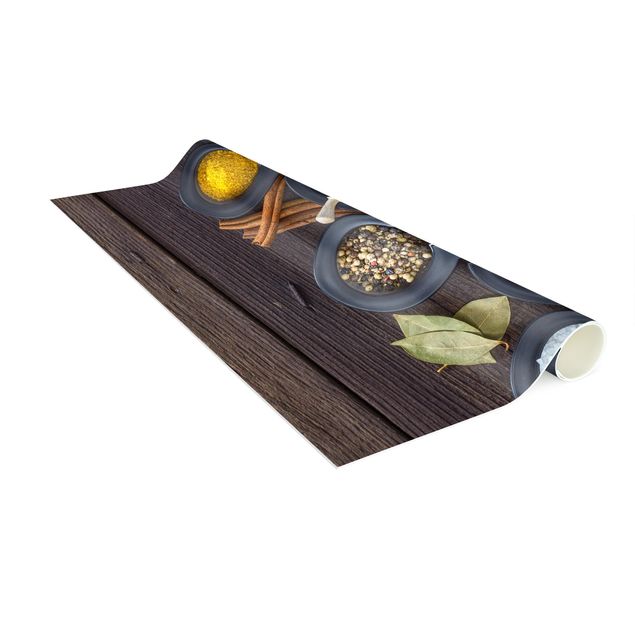 Teppich Holzoptik Schwarze Schalen mit Gewürzen