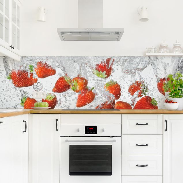 Küchenrückwand - Frische Erdbeeren im Wasser