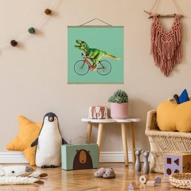 Stoffbild mit Posterleisten - Jonas Loose - Dinosaurier mit Fahrrad - Quadrat 1:1