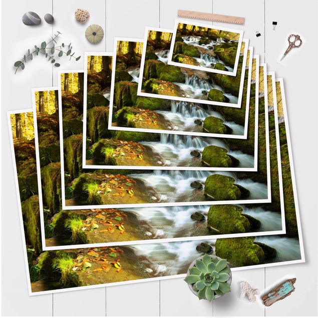 Poster - Wasserfall herbstlicher Wald - Querformat 2:3