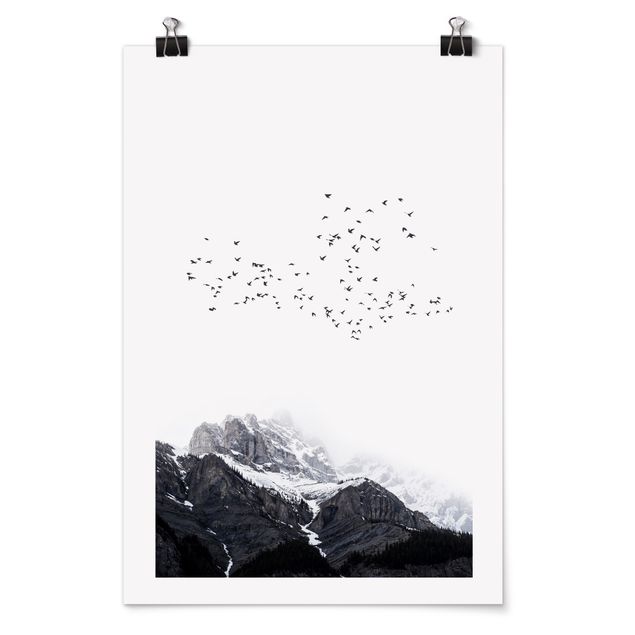 Tierposter Vogelschwarm vor Bergen Schwarz Weiß