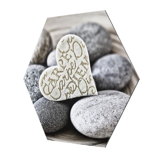 Hexagon Bild Alu-Dibond - Carpe Diem Herz mit Steinen