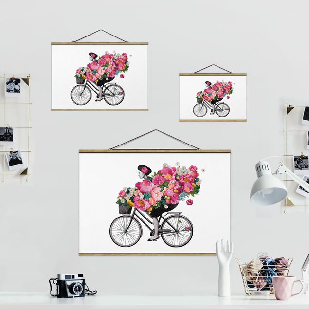 Stoffbild mit Posterleisten - Laura Graves - Illustration Frau auf Fahrrad Collage bunte Blumen - Querformat 3:2