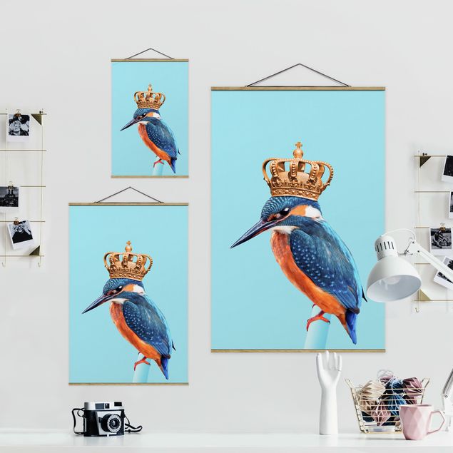 Stoffbild mit Posterleisten - Jonas Loose - Eisvogel mit Krone - Hochformat 2:3