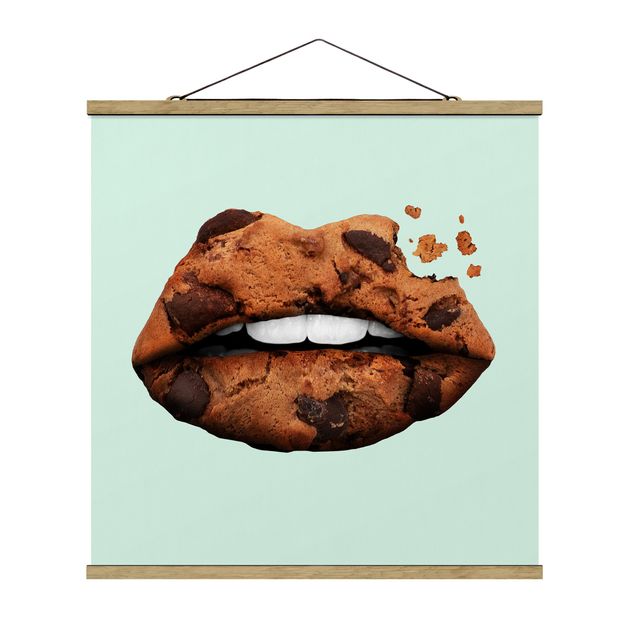 Stoffbild mit Posterleisten - Jonas Loose - Lippen mit Keks - Quadrat 1:1