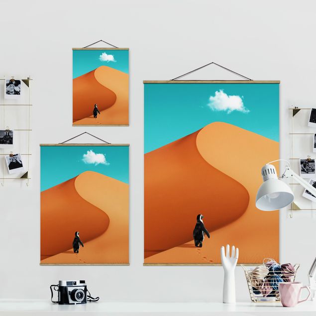 Stoffbild mit Posterleisten - Jonas Loose - Wüste mit Pinguin - Hochformat 3:4