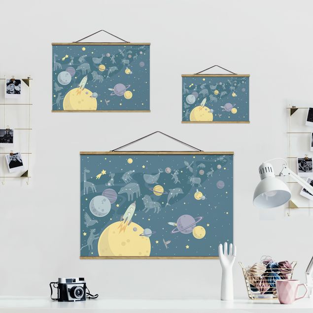 Stoffbild mit Posterleisten - Planeten mit Sternzeichen und Raketen - Querformat 3:2