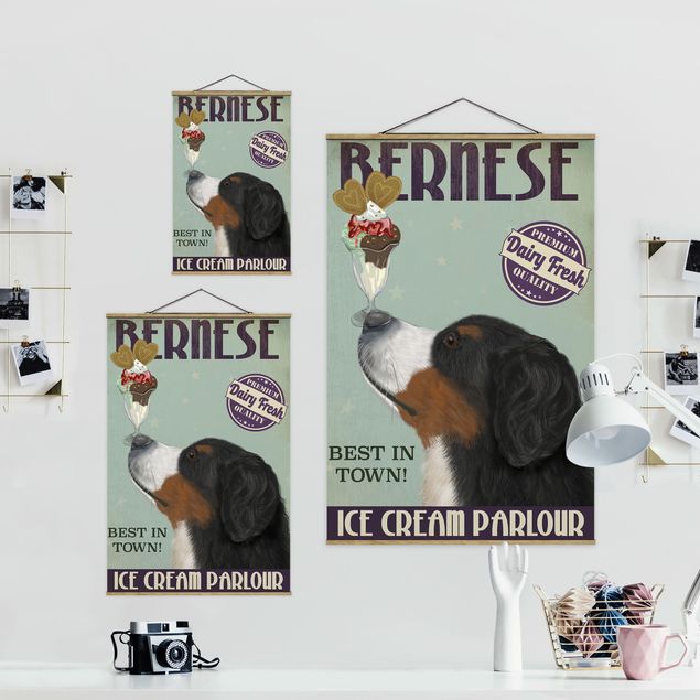Stoffbild mit Posterleisten - Berner Sennenhund mit Eis - Hochformat 2:3