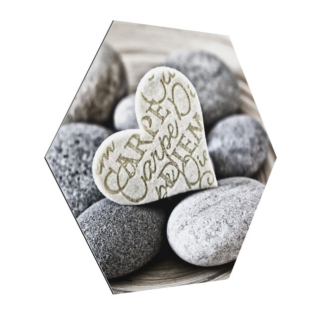 Hexagon Bild Alu-Dibond - Carpe Diem Herz mit Steinen