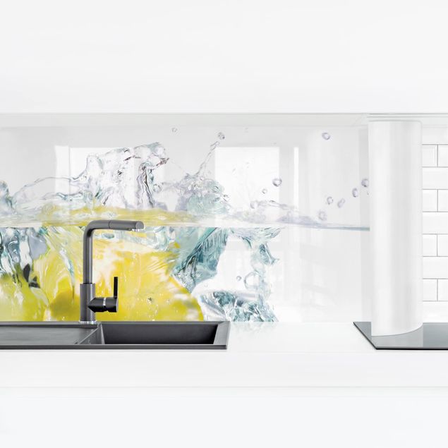 Küchenrückwand selbstklebend Zitrone und Limette im Wasser