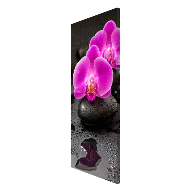 Magnettafel - Pinke Orchideenblüten auf Steinen mit Tropfen - Memoboard Hochformat 2:1