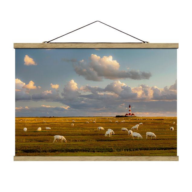 Stoffbild mit Posterleisten - Nordsee Leuchtturm mit Schafsherde - Querformat 3:2
