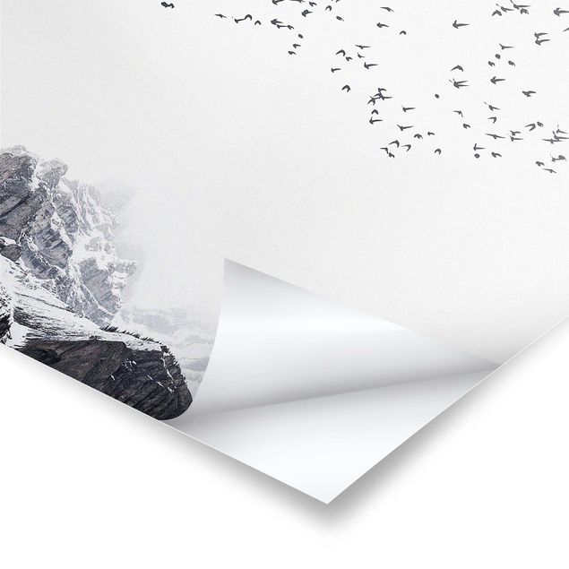 Poster Vogelschwarm vor Bergen Schwarz Weiß