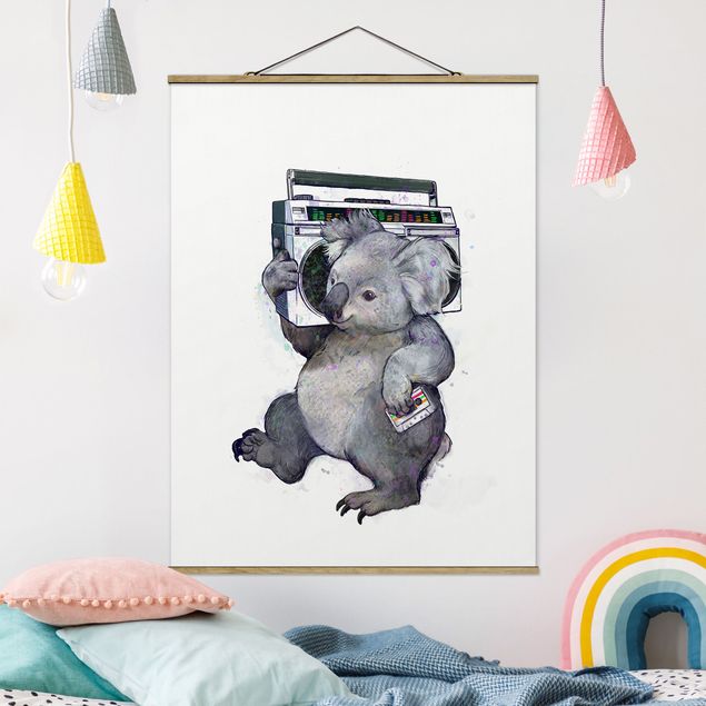 Stoffbild mit Posterleisten - Laura Graves - Illustration Koala mit Radio Malerei - Hochformat 3:4