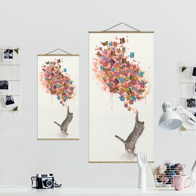 Stoffbild mit Posterleisten - Laura Graves - Illustration Katze mit bunten Schmetterlingen Malerei - Hochformat 1:2