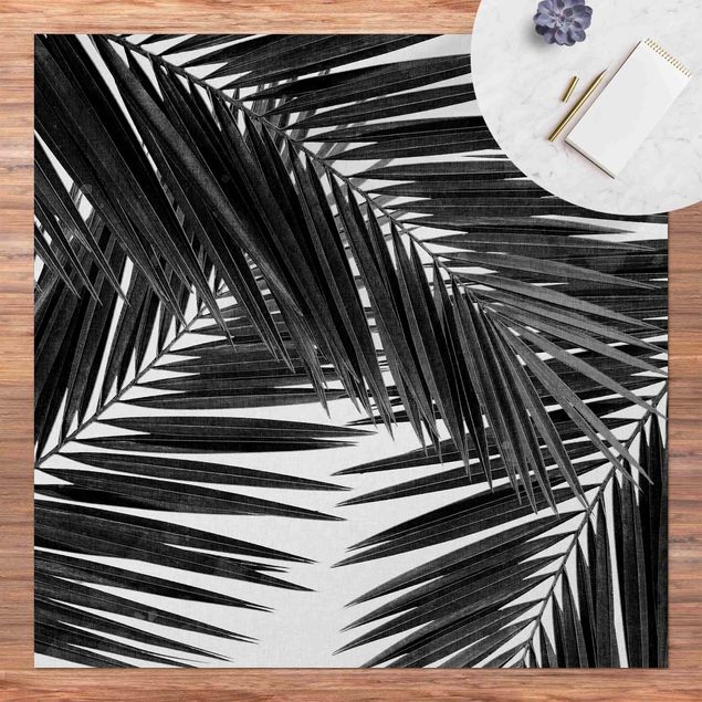 Balkon Teppich Blick durch Palmenblätter schwarz weiß