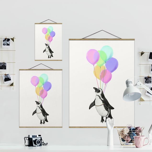 Stoffbild mit Posterleisten - Laura Graves - Illustration Pinguin Pastell Luftballons - Hochformat 3:4