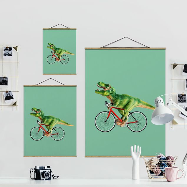 Stoffbild mit Posterleisten - Jonas Loose - Dinosaurier mit Fahrrad - Hochformat 3:4
