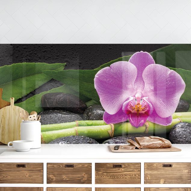 Küchenrückwand - Grüner Bambus mit Orchideenblüte