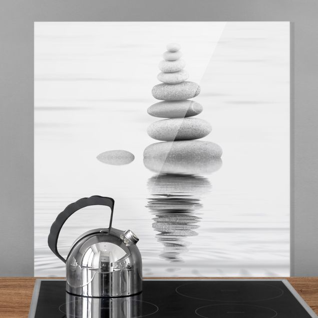 Spritzschutz Künstler Steinturm im Wasser Schwarz-Weiß