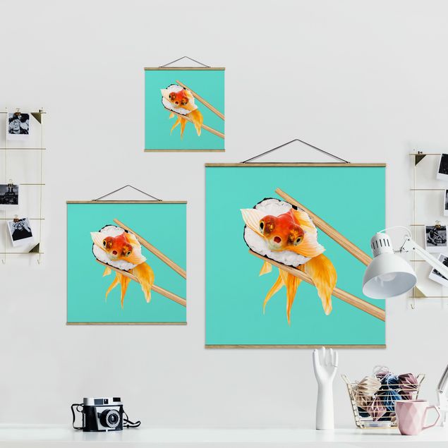 Stoffbild mit Posterleisten - Jonas Loose - Sushi mit Goldfisch - Quadrat 1:1