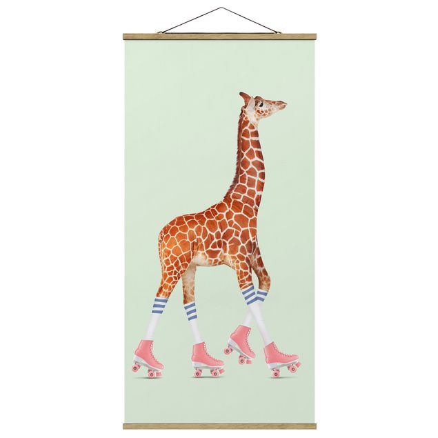 Stoffbild mit Posterleisten - Jonas Loose - Giraffe mit Rollschuhen - Hochformat 1:2