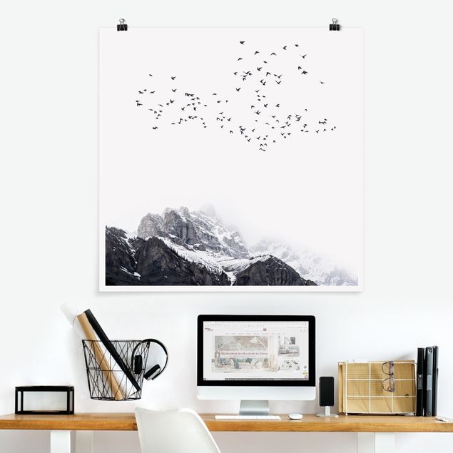 Poster Berge Vogelschwarm vor Bergen Schwarz Weiß
