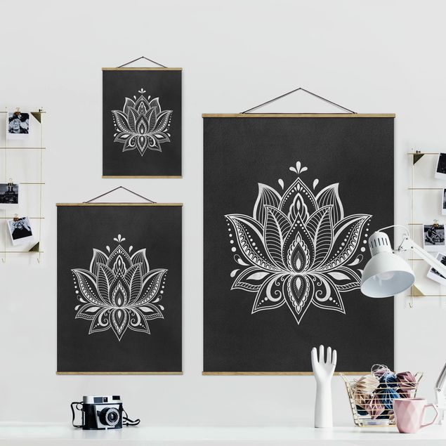 Stoffbild mit Posterleisten - Lotus Illustration weiß schwarz - Hochformat 3:4
