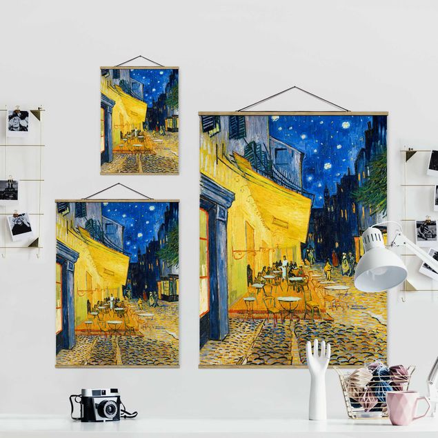 Stoffbild mit Posterleisten - Vincent van Gogh - Café-Terrasse in Arles - Hochformat 3:4