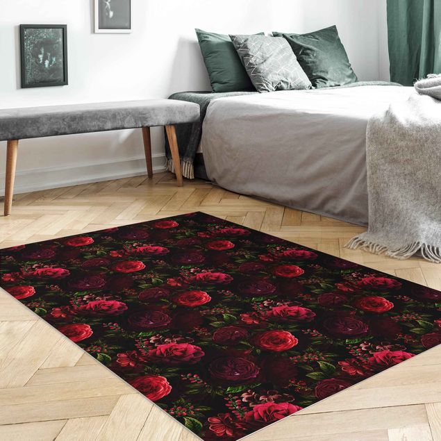 Moderner Teppich Rote Rosen vor Schwarz