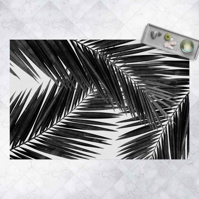 Balkon Teppich Blick durch Palmenblätter schwarz weiß