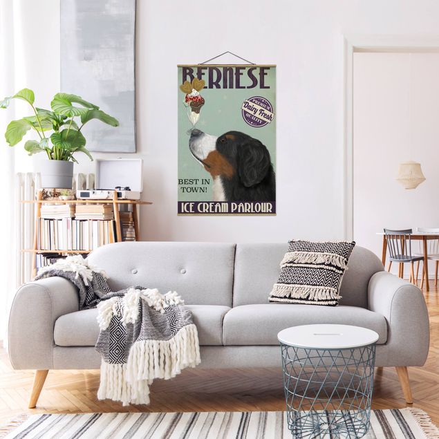 Stoffbild mit Posterleisten - Berner Sennenhund mit Eis - Hochformat 2:3