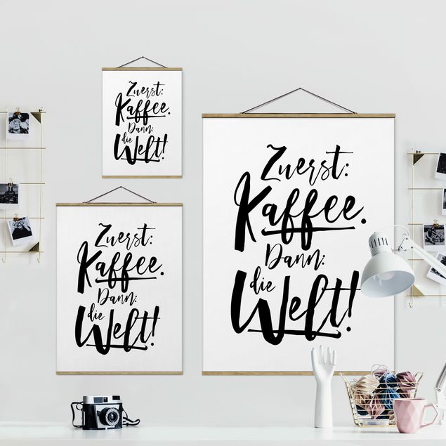 Stoffbild mit Posterleisten - Zuerst Kaffee dann die Welt - Hochformat 3:4