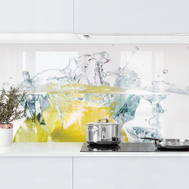 Platte Küchenrückwand Zitrone und Limette im Wasser
