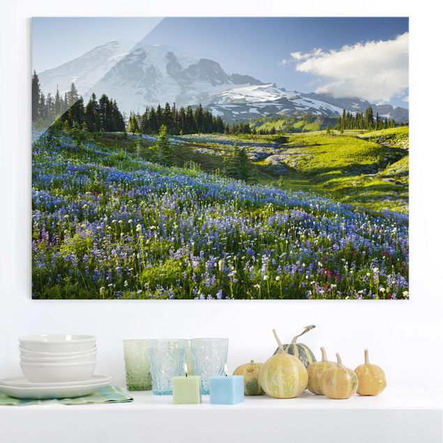 Glasbilder XXL Bergwiese mit blauen Blumen vor Mt. Rainier