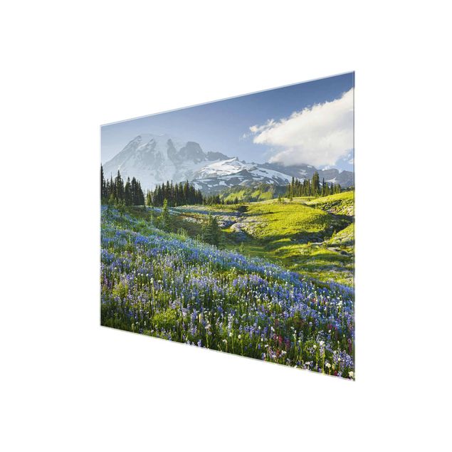 Glasbilder Bergwiese mit blauen Blumen vor Mt. Rainier