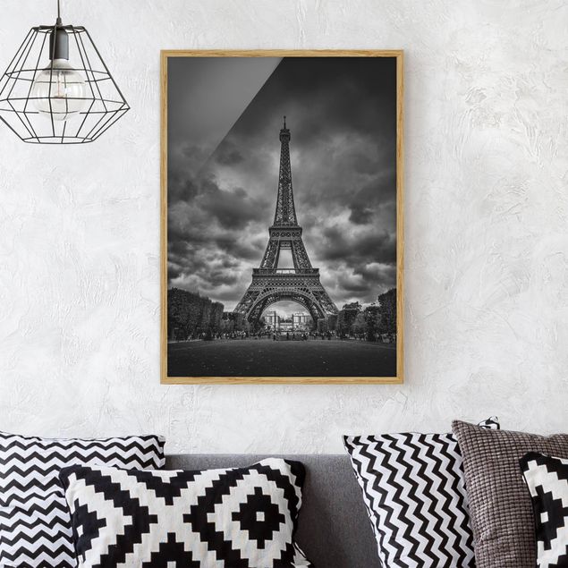Moderne Bilder mit Rahmen Eiffelturm vor Wolken schwarz-weiß